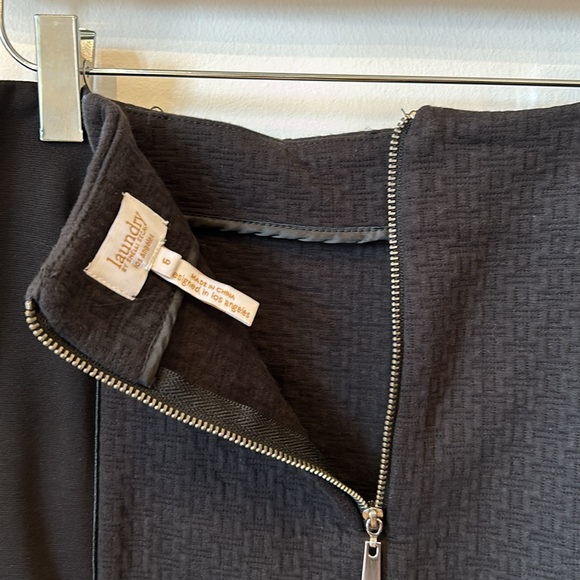 EUC Laundry by Shelli Segal Black Pencil Skirt, stretchy material - Picture 4 of 5